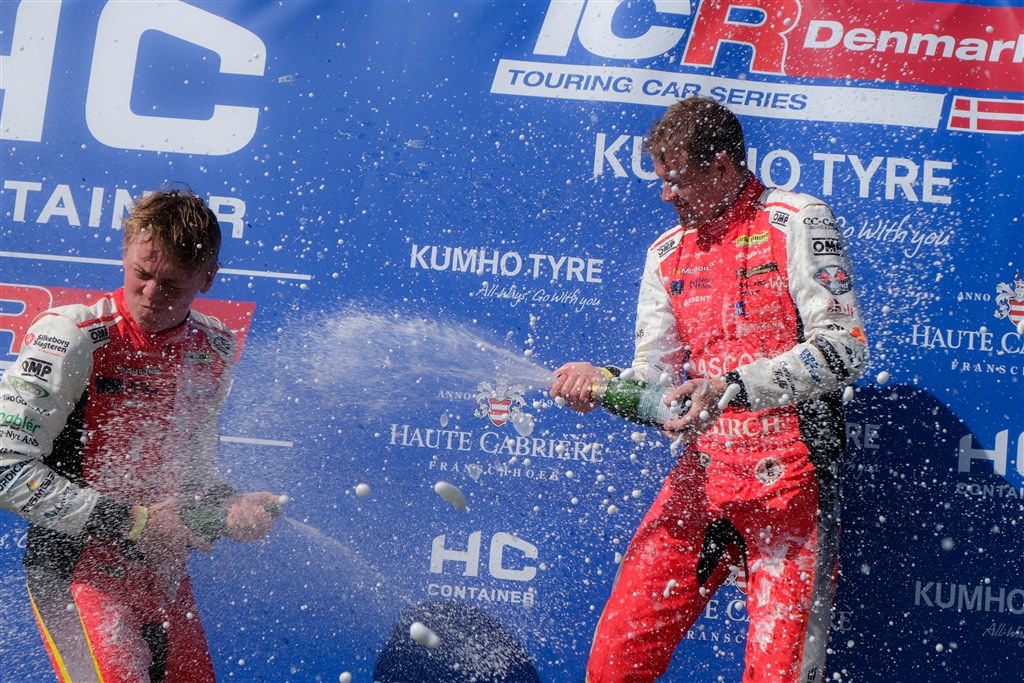 Champagne på podiet - Kasper H. Jensen vinder premieren i Padborg foran Gustav Birch og Nicolai Sylvest
(Foto: TCR Denmark)